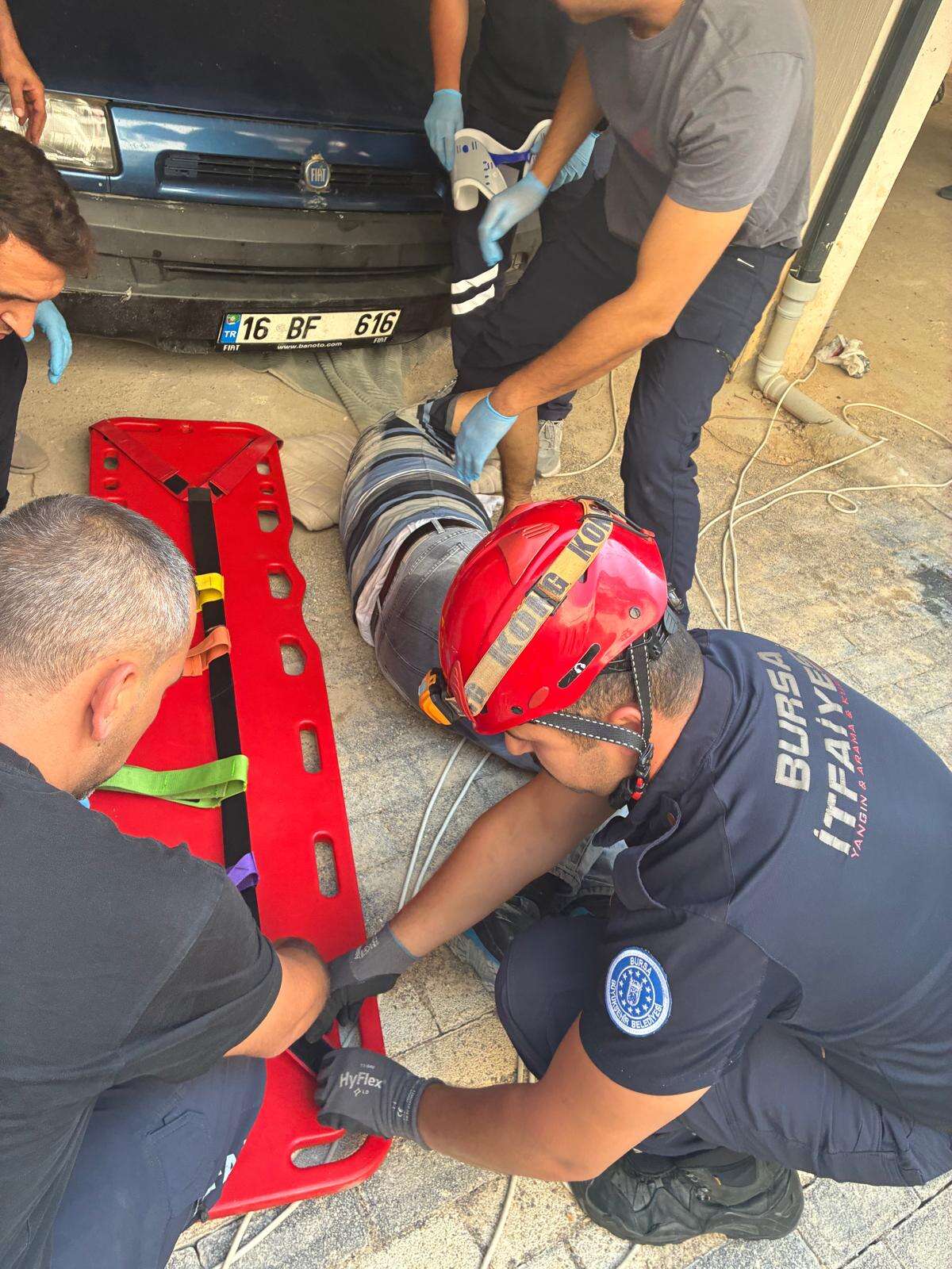 Otoparkta can pazarı! Kriko kaydı, 1,5 tonluk aracın altında kaldı 3